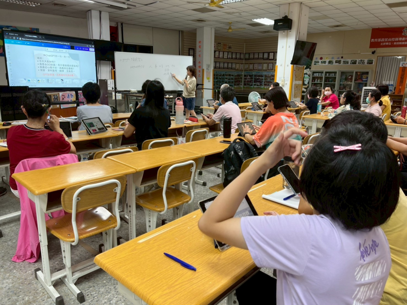 學員實際操作 iPad,體驗 AI 指令生成的樂趣與成效。