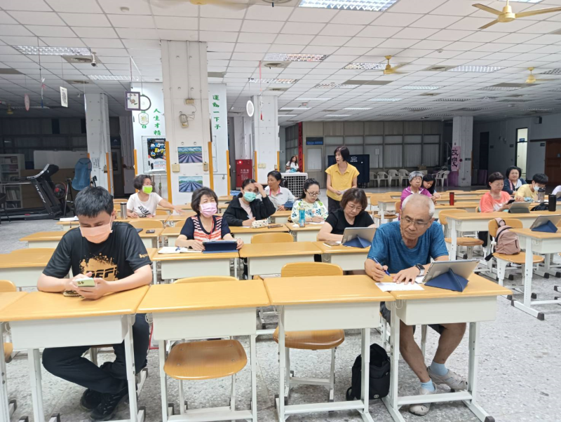 學員一邊操作、一邊做筆記,專注神情展現高度學習熱忱。