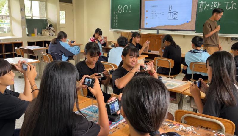 教導學員學習數位攝影技巧