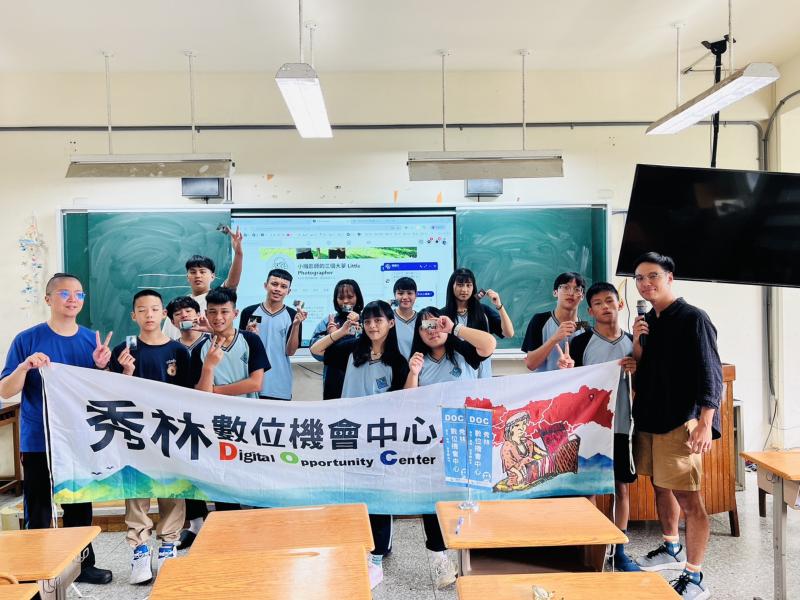 老師講完攝影技巧後，走進校園裡實際操作!