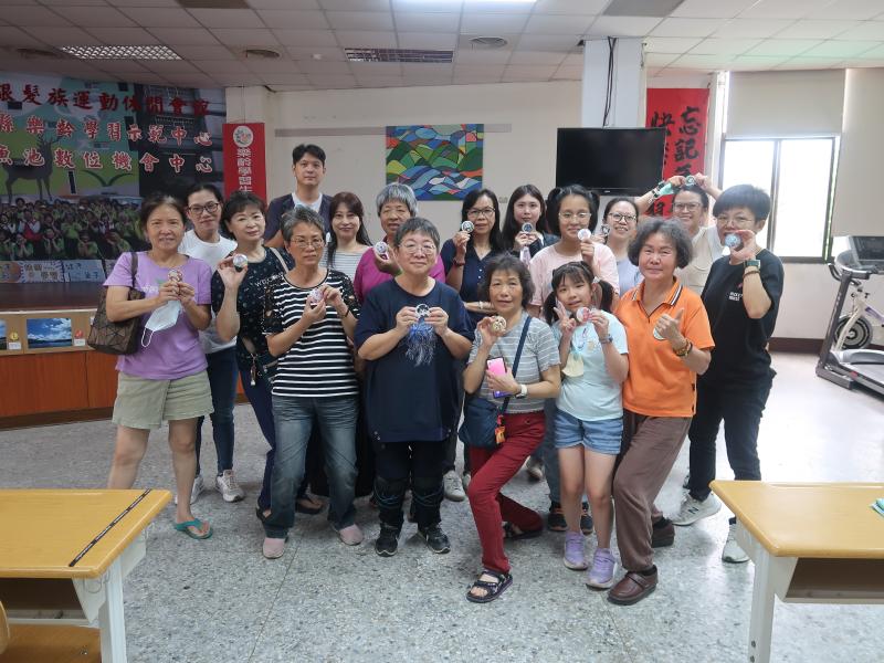 學員手持親自設計的胸章作品合照，展現學習成果與自信。