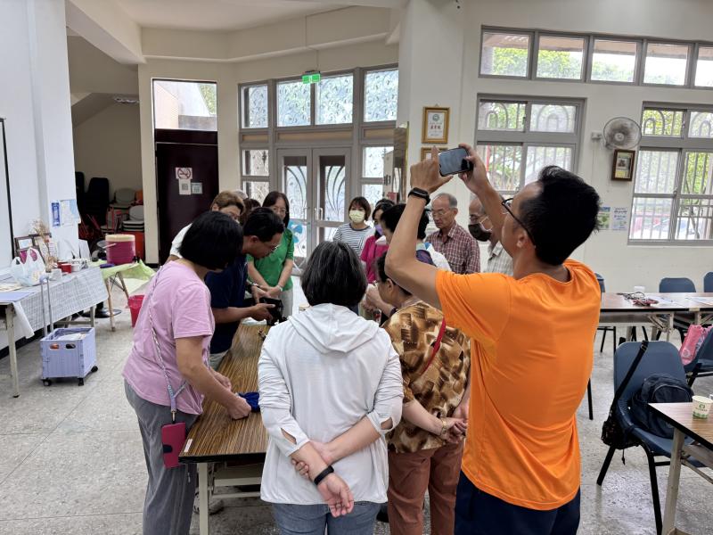 學員們拍照了解咖啡的手沖