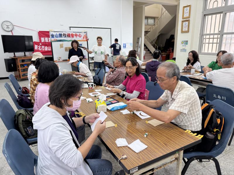 老師教導學員粉彩畫的創作