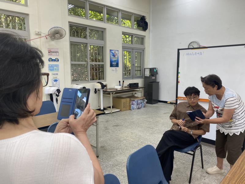 學員們複習上一次老師所教，拿起手機進行拍攝練習。