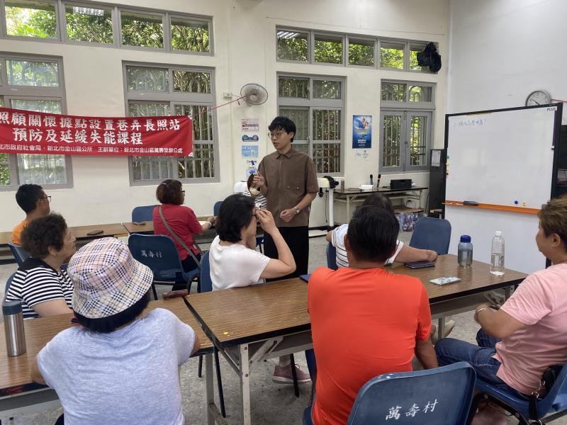 老師帶大家討論，進行採訪問題模擬。