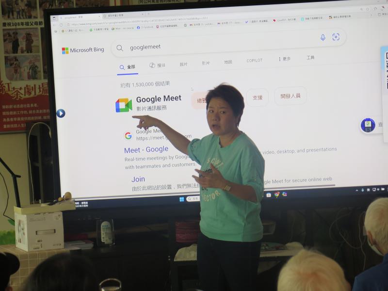 講師細心講解視訊APP操作技巧，學員聚精會神聽講。