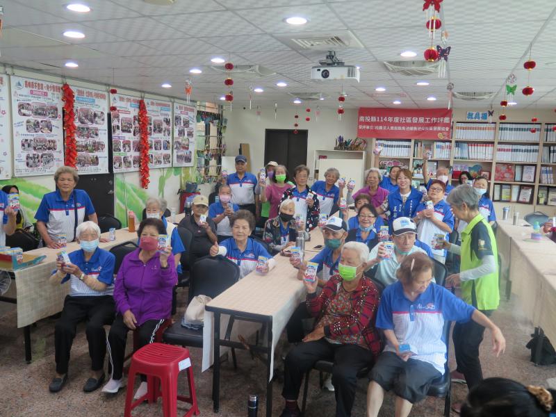 課程結束後學員面帶笑容，滿載而歸，展現學習成果與成就感。