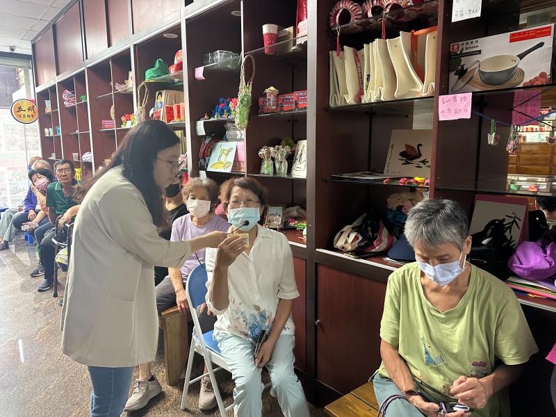 課堂中介紹常見的行動支付平台，如Line Pay、台灣行動支付，說明付款、綁定信用卡的基本概念，讓長輩更有信心使用！