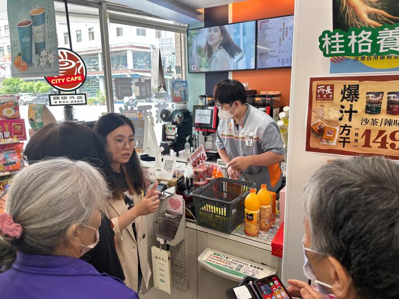 大家實際操作模擬購物流程，用行動支付完成付款，從疑惑到上手，長輩們開心說：「現在出門不用找零了～」