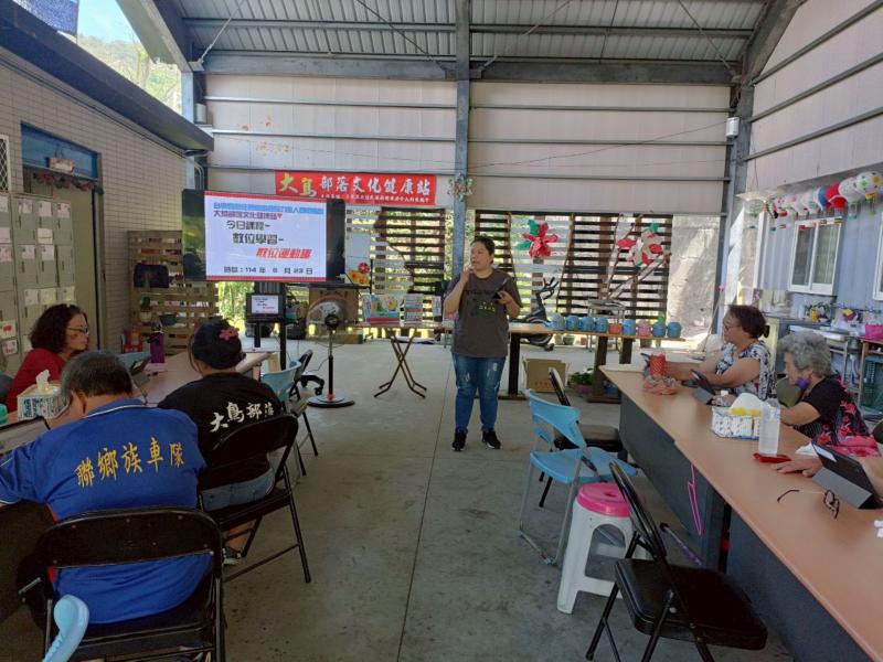 講師正透過大螢幕示範運動APP的安裝與使用步驟，學員們聚精會神地跟著操作，展現出對數位運動工具的高度興趣。