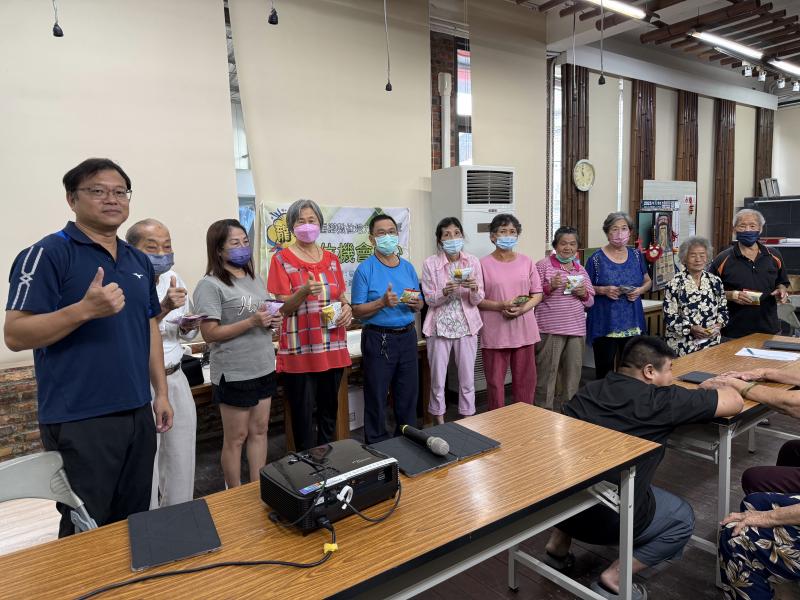 高齡長者踴躍參與課程，互動良好，成果豐富。
