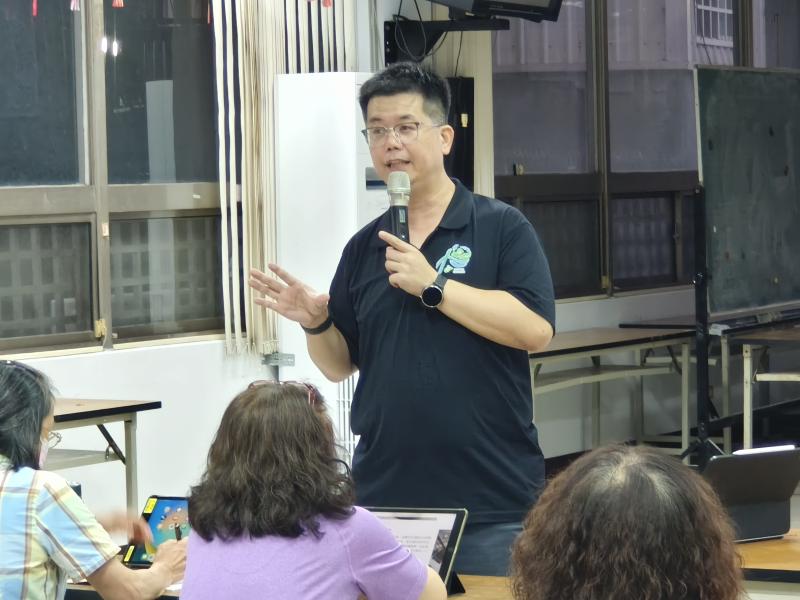 「APP玩創意修圖」課程，邀請蕉埔國小林在營主任擔任講師，指導學員運用平板電腦進行數位應用學習