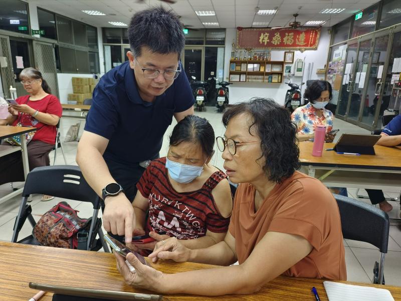 老師協助上課學員使用 Picsart 與 Photogrid 等修圖與拼貼應用，操作去背、圖像合成等技巧