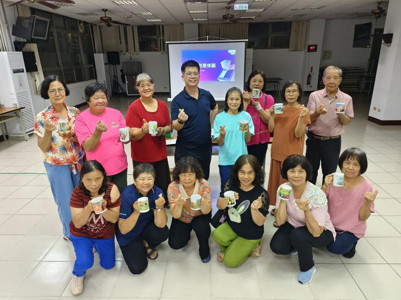 學員將所創作的影像作品以熱轉印方式輸出至馬克杯上，完成具有個人風格的成品