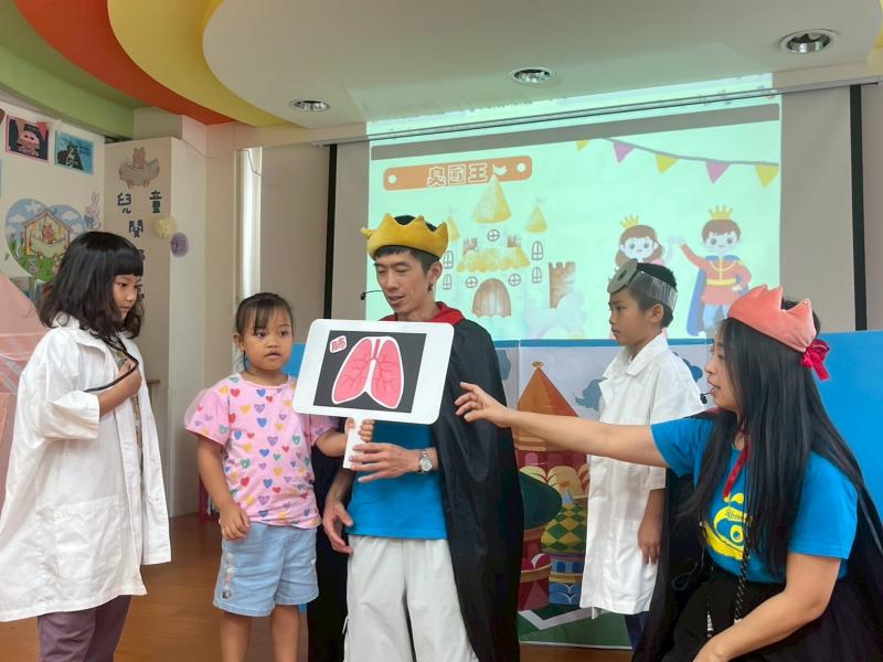 接觸不只是純文字，還包括圖片、影音、互動資源等多元形式的數位文本。