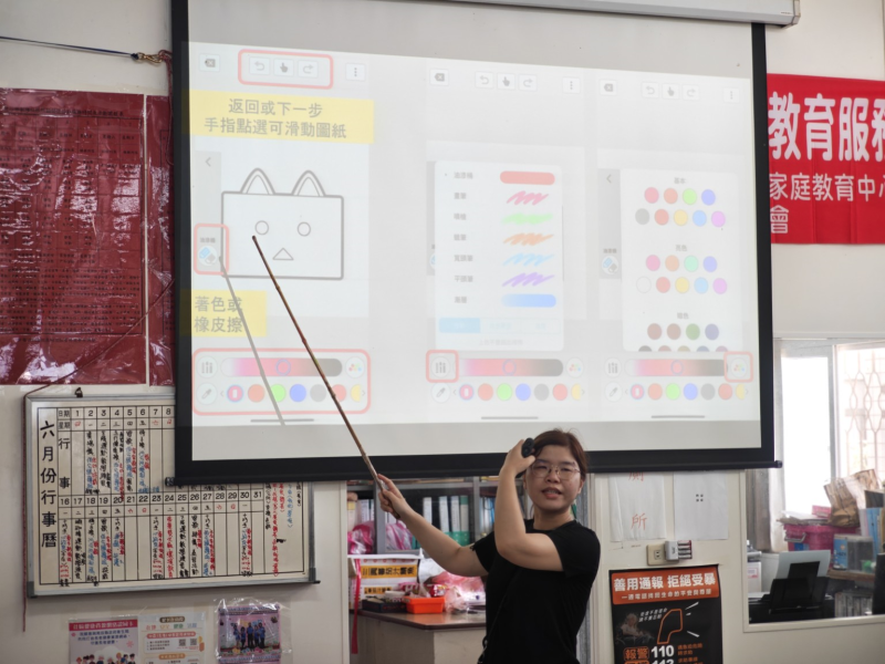 老師逐一協助長者操作平板繪圖APP，透過手把手教學，讓初次接觸數位設備的長者也能逐步建立自信，成功畫出個人圖像作品，整體課程氛圍溫馨互動，充分展現「數位零距離」的學習精神。