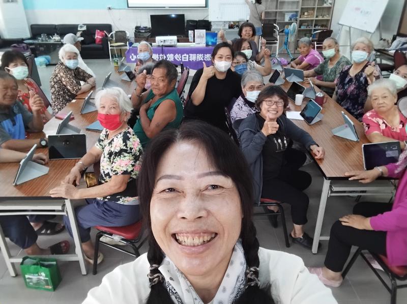 課程後講師和學員大合照，氣氛充滿歡樂