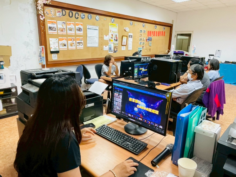 講師介紹學員Canva軟體的操作方式與運用