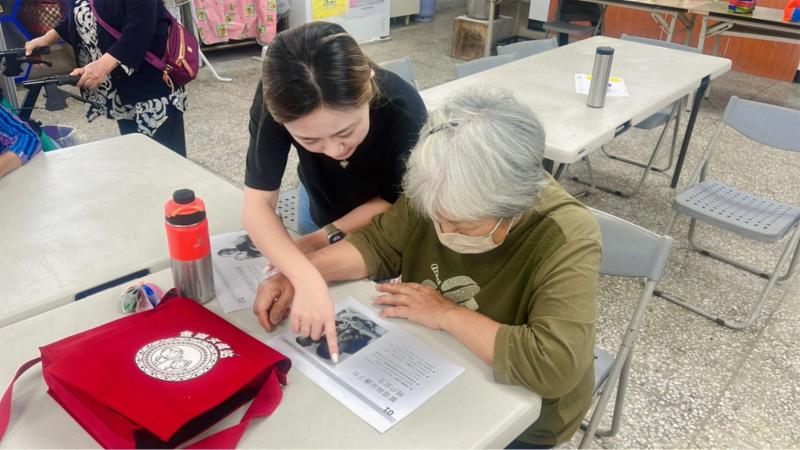 以簡單易懂的紙本資料，向長輩們說明日常使用3C產品時需要注意的資訊安全觀念