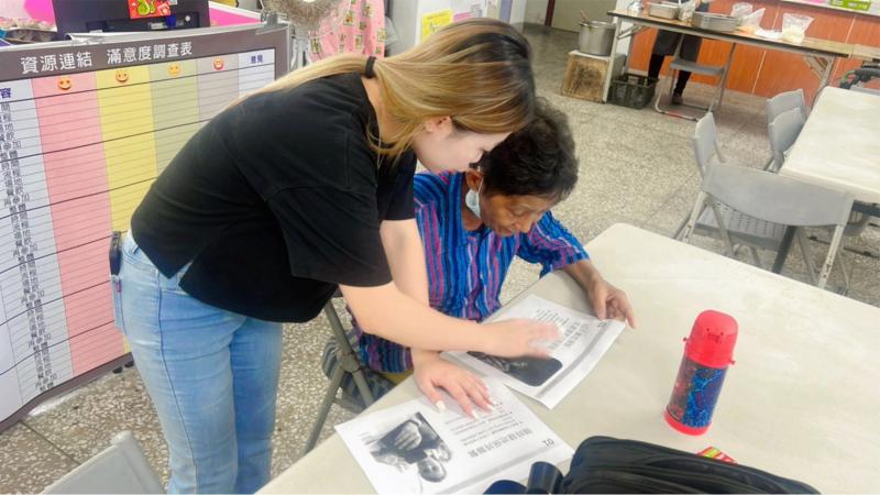 為了讓長輩更能理解日常生活中常見的資訊風險，老師採取一對一教學方式，耐心地向每位長輩說明手機與平板的資訊安全使用原則。