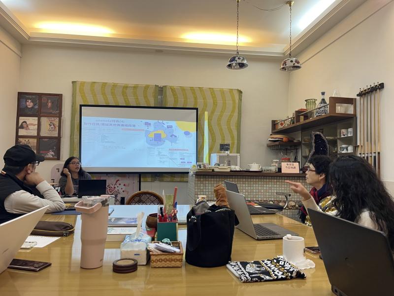 課堂氣氛溫暖而專注，學員們不時互相討論，或舉手請教問題，從實作中找到整理資料的新方法。