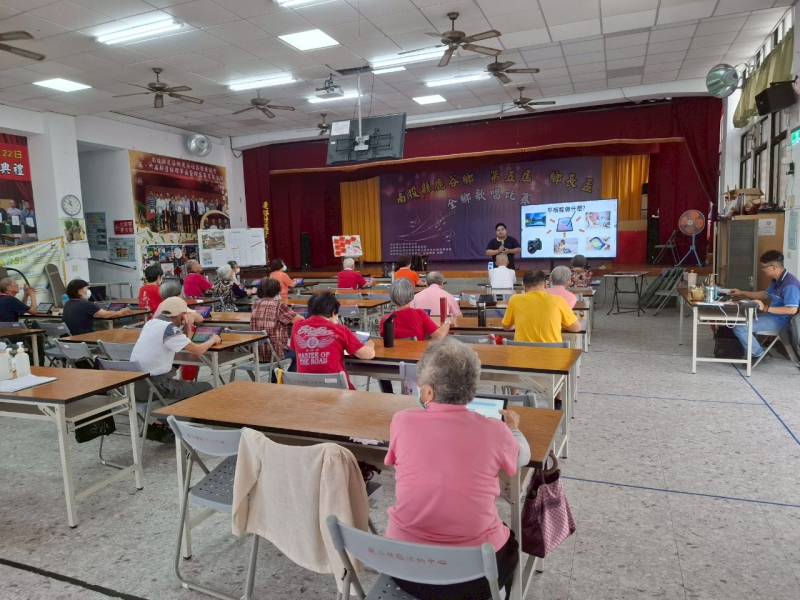 課程初期，講師透過簡報投影與實機操作同步進行，一開始先帶大家做真假影片猜猜看，引導學員建立媒體識讀的觀念，