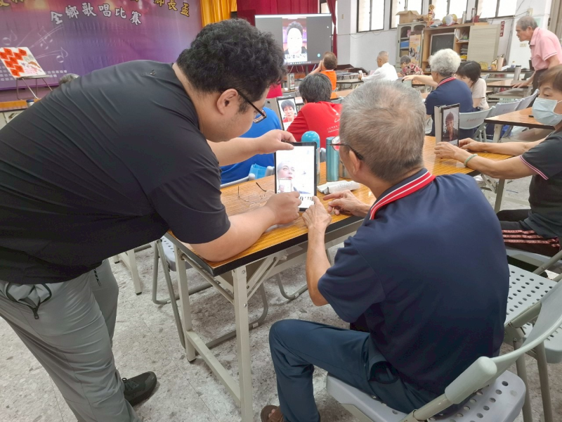 課程延伸至相機與搜尋功能的應用，學員學會拍攝實體物品後，運用 Google 圖片搜尋功能查詢相關資訊，不僅訓練數位操作能力，也強化媒體識讀與資訊檢索能力。圖中學員積極嘗試新技術，展現數位自信，成功將學習轉化為生活中實用的技能。