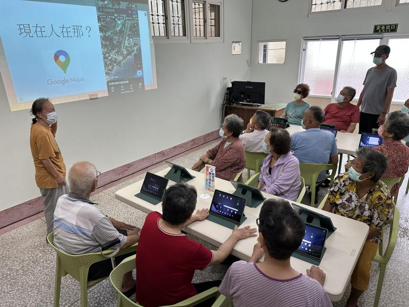 西嶼DOC的長輩們認真學地圖操作，彼此提醒、慢慢摸索，學習的氛圍輕鬆又溫暖。