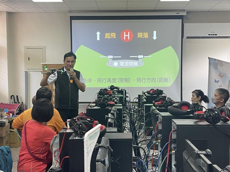 講師手上握著無人機，一邊操作、一邊講解每個細節，從飛行原理到操作技巧，都以輕鬆生動的方式分享。