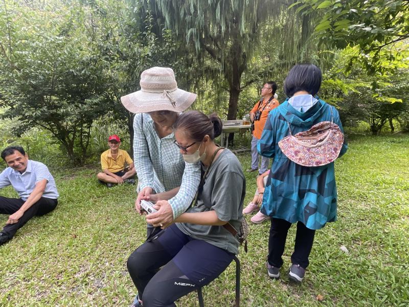 剛學會操作，已經70 歲的美香姊，熱心地指導年輕學員手上的操縱桿技巧，分享自己掌握平衡的訣竅。