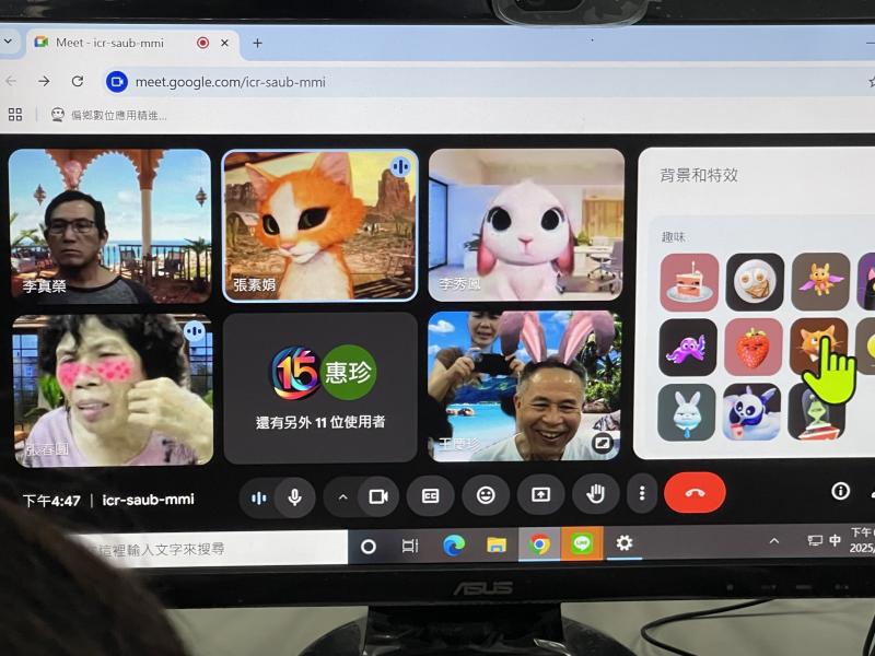 這堂課原本只是練習打字與 Google Meet 訊息，卻意外變成了一場虛擬 Cosplay 體驗。