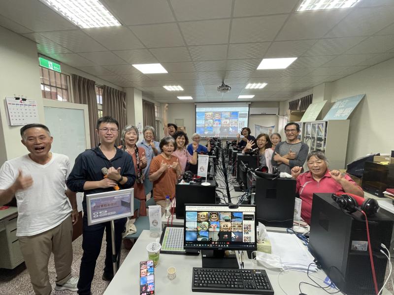 老師風趣又耐心的教學，讓這群原本對電腦感到陌生的長輩們徹底放鬆下來，對課程充滿滿意與感激。大合照中洋溢著自信與成就感。