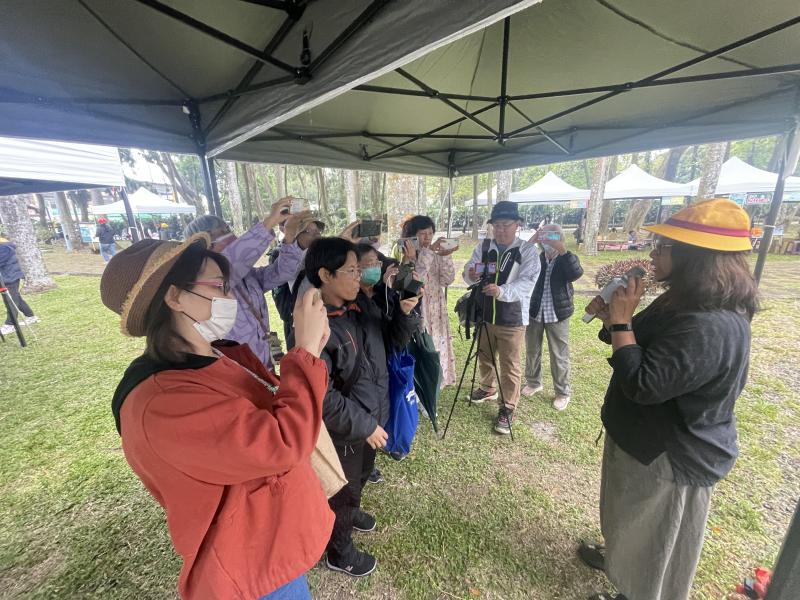 惠真老師在集合學員後，先進行簡單講解，然後實地採訪市集主辦人唐淑惠小姐，了解活動的理念、舉辦方式與未來願景。