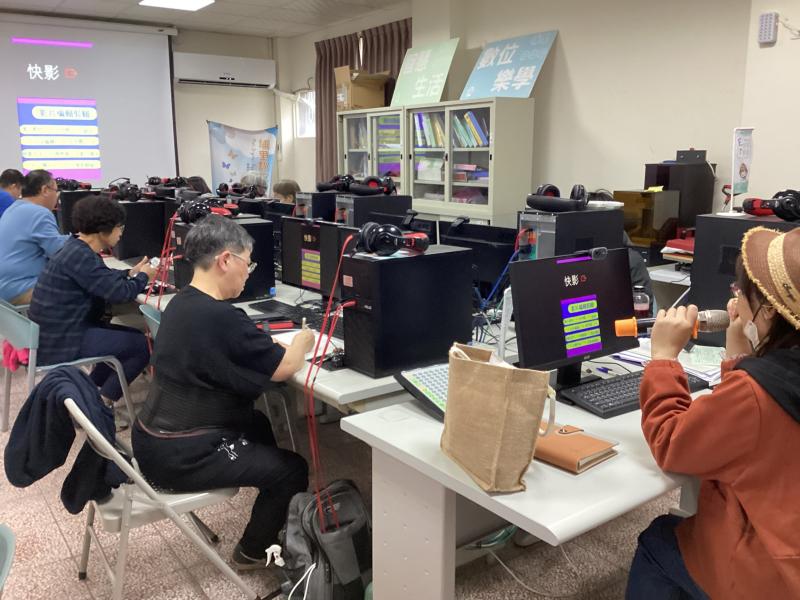 進入短影音的剪輯階段後，課堂氣氛瞬間變得格外專注。學員們盯著手機與平板螢幕，小心翼翼地完成每一個步驟。