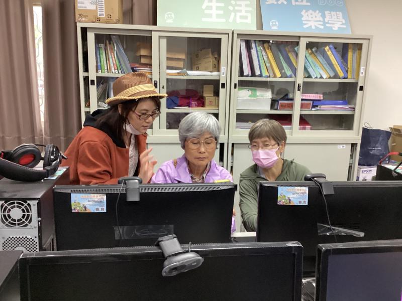 惠真老師展現了滿滿的耐心與細心。面對初次接觸短影音剪輯的高齡學員，每一個步驟都需要慢慢示範