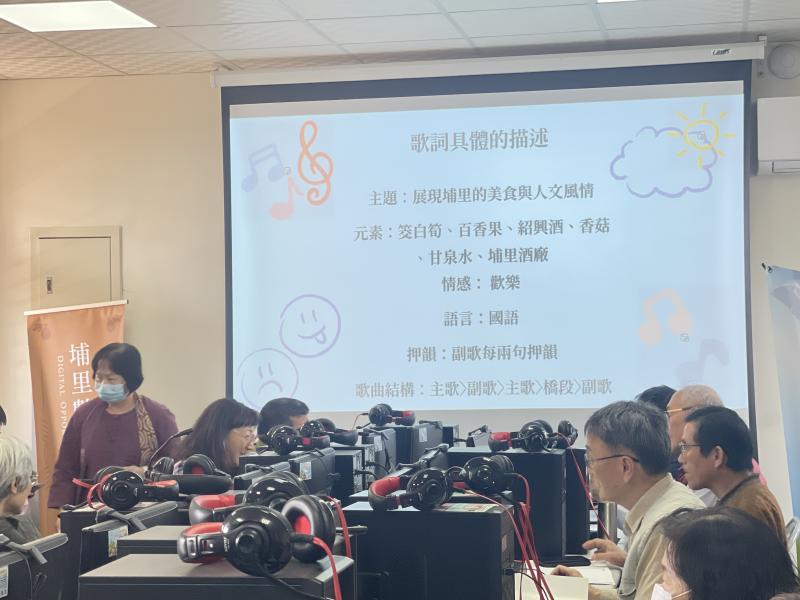 年輕講師以活潑的節奏，帶領大家認識如何運用 AI 工具，將埔里的名產與地方特色轉化為創意影音作品。