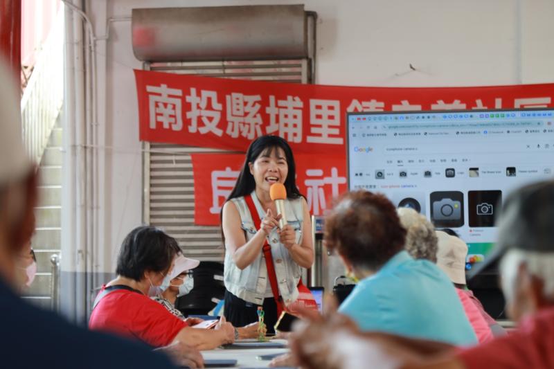 潘寶鳳老師以親切溫暖的方式，引導長輩踏入數位攝影的世界。