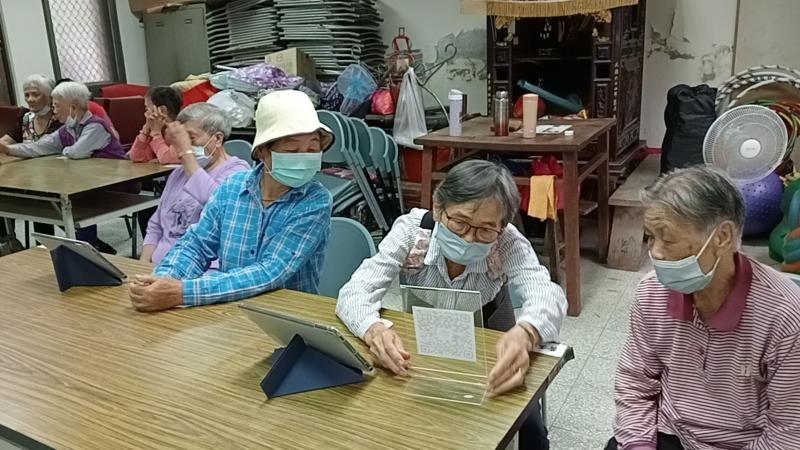 長輩們慢慢掌握了操作技巧，開始嘗試拍照、看照片、玩簡單的互動遊戲