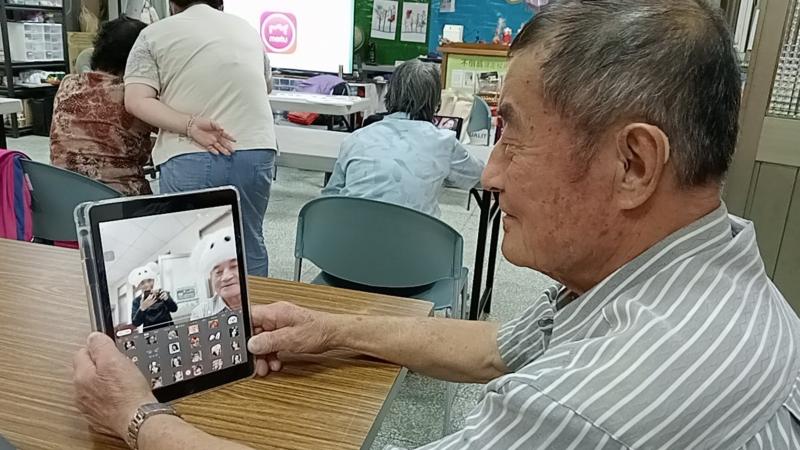長輩們看見自己化身為 App 裡的大頭貼人物，臉上立刻露出會心的笑容。