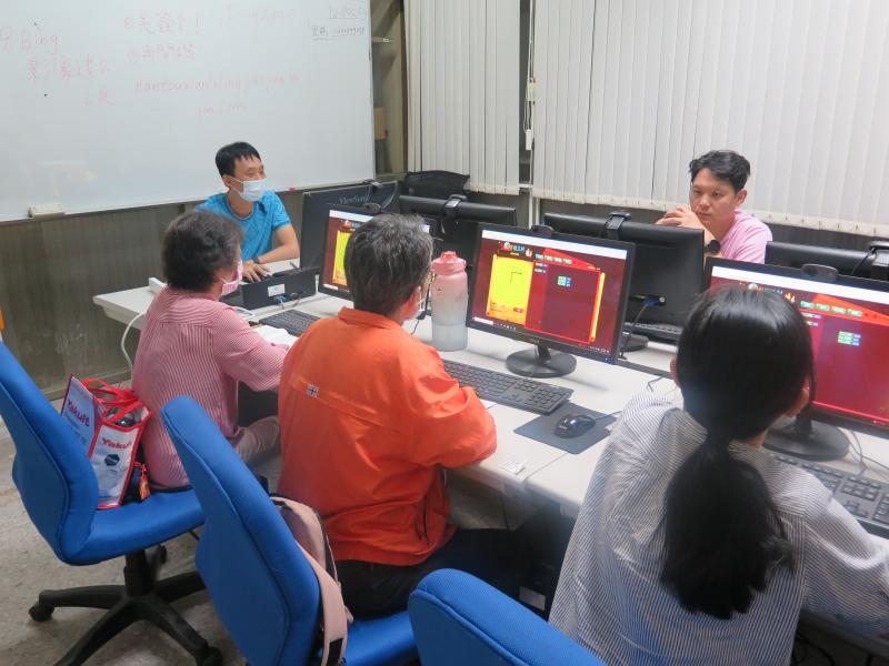 講師深入淺出說明機器人控制邏輯，引導學員理解基礎程式結構與操作方式。