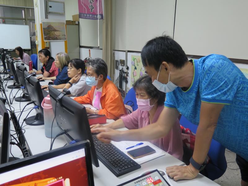 針對學員不同程度進行一對一指導，幫助學員順利完成程式任務。