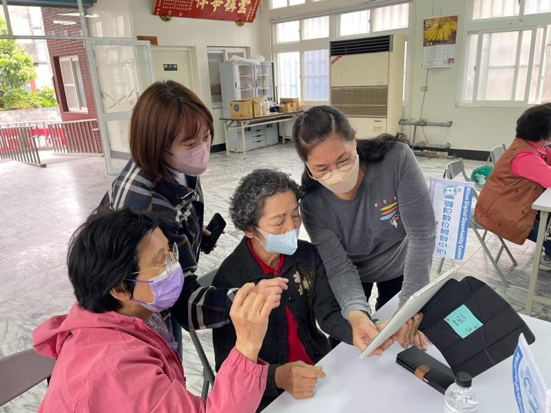 長輩學員們對平板操作相當有興趣。