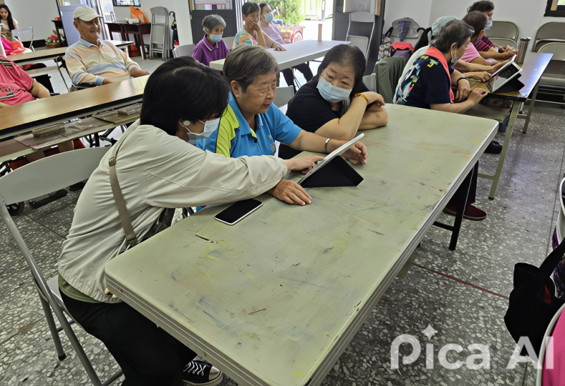 我們一位一位長輩教導如何設定時間、選擇鬧鈴,讓他們操作幾次熟悉流程。