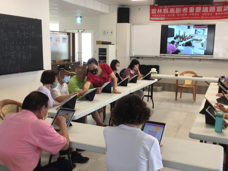 據點志工人員謝住課程進行課程學習