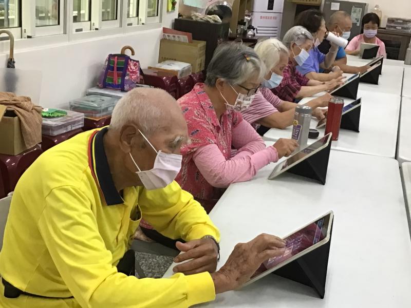 長者認真學習各項操作畫面