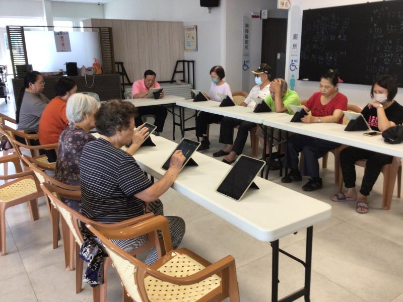平板電腦代替手機下載APP，每位長者金樂在學習上課畫面