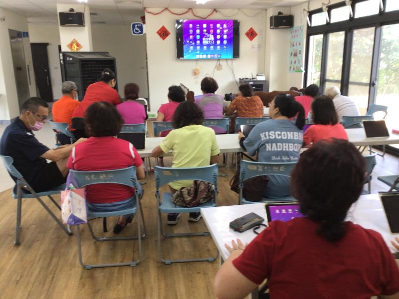 長者上課學習畫面