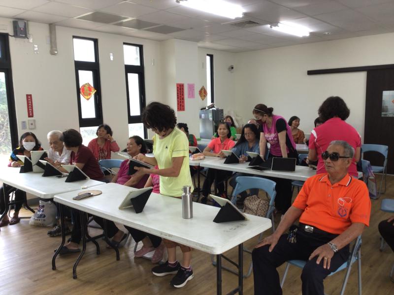 學學員提詢問手機相關問題