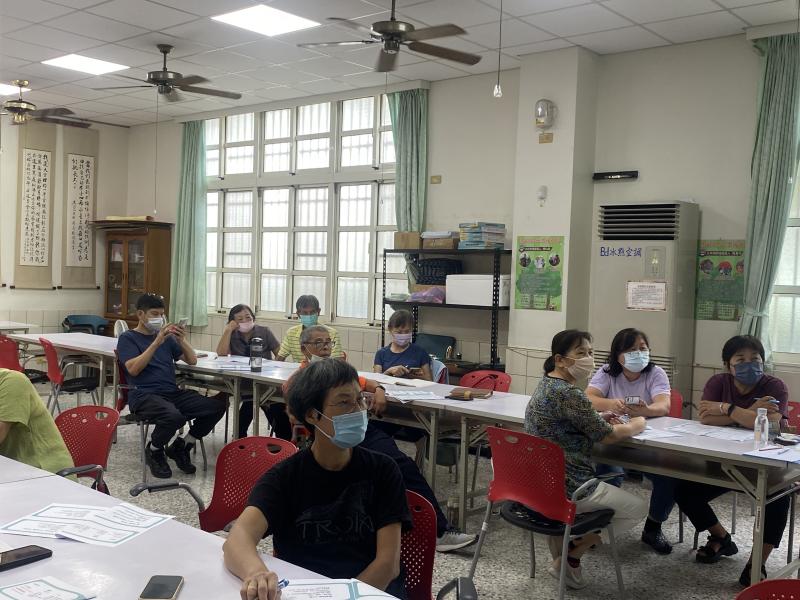 學員專注聽老師解說