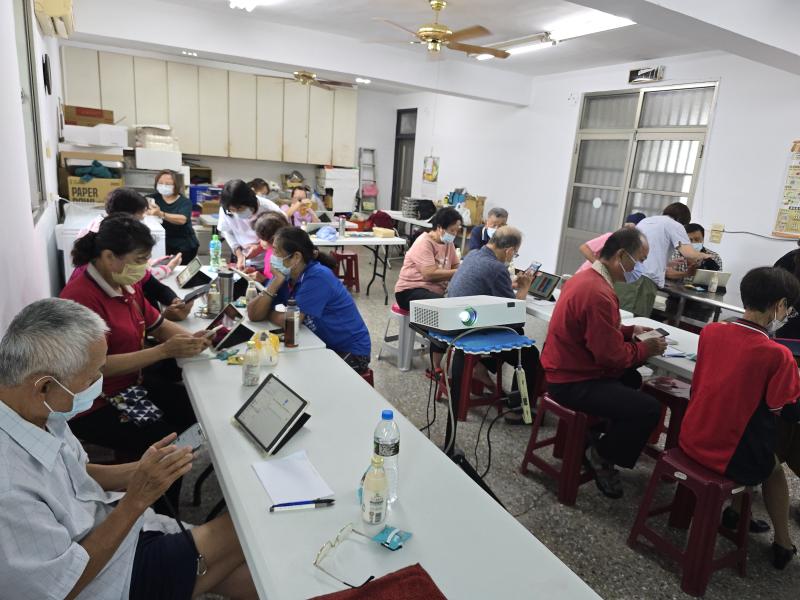 學員操作老師授課步驟。